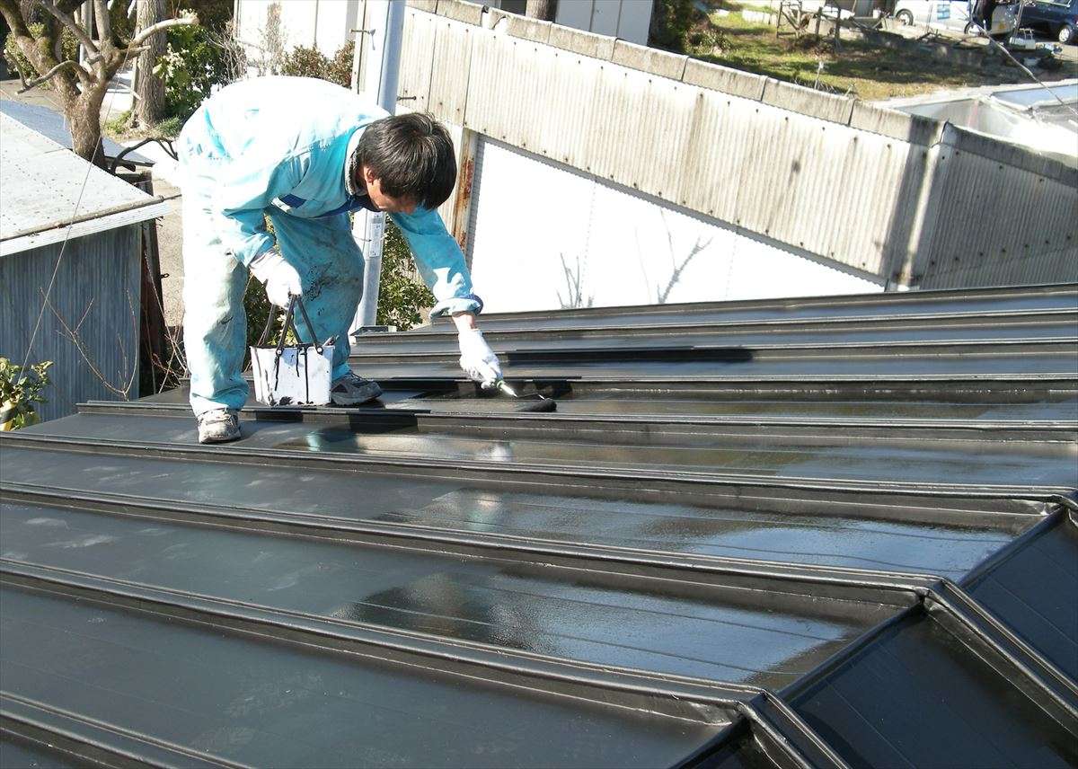 屋根塗装の下地処理が重要な理由